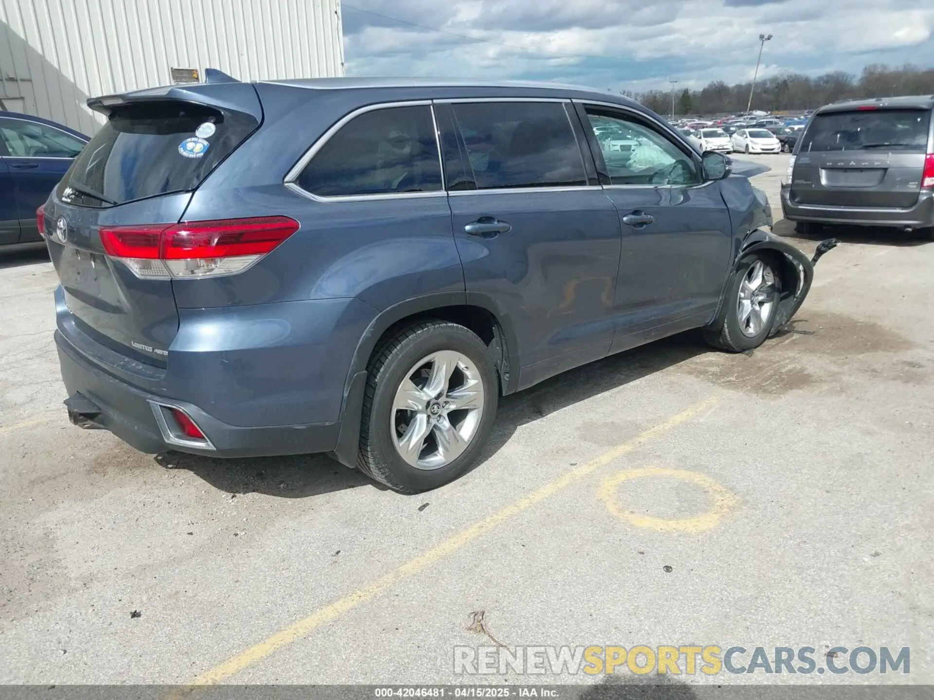 4 Photograph of a damaged car 5TDDZRFH6KS930266 TOYOTA HIGHLANDER 2019