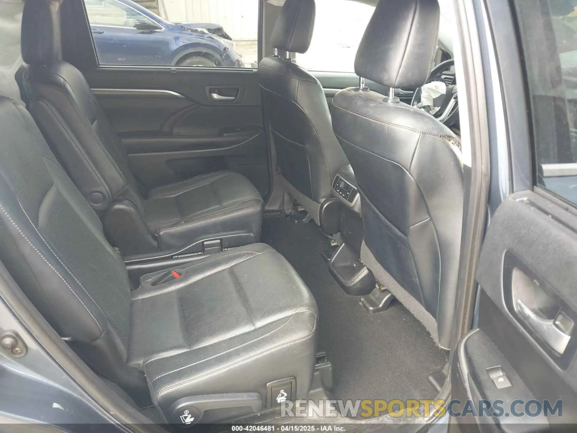 8 Photograph of a damaged car 5TDDZRFH6KS930266 TOYOTA HIGHLANDER 2019