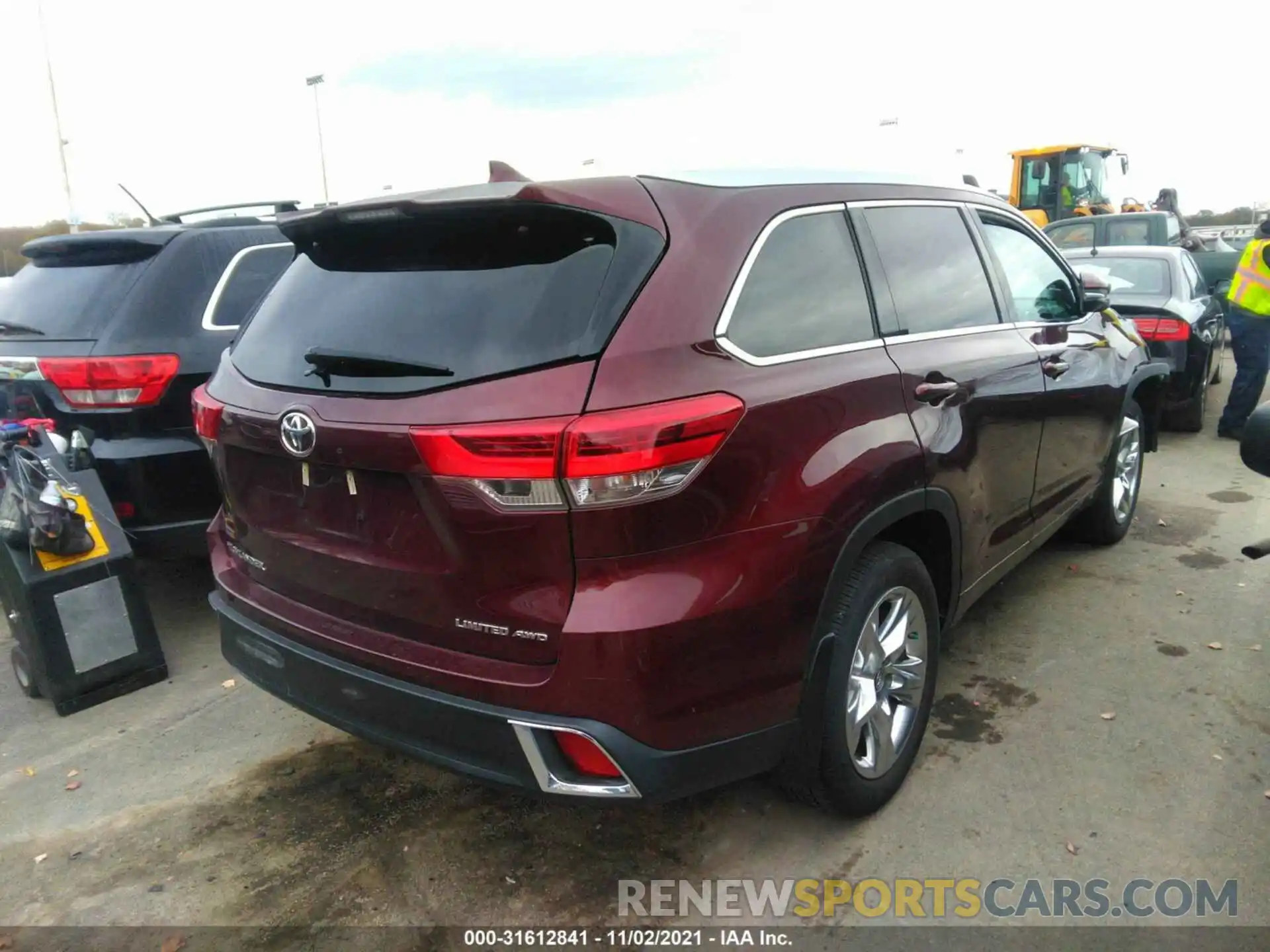 4 Photograph of a damaged car 5TDDZRFH6KS931093 TOYOTA HIGHLANDER 2019