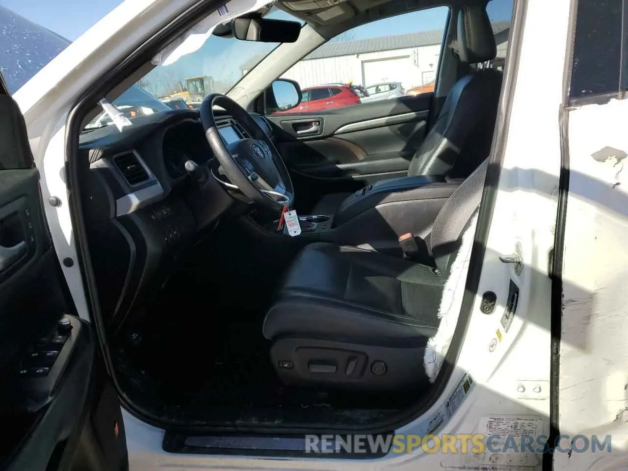 7 Photograph of a damaged car 5TDDZRFH6KS939498 TOYOTA HIGHLANDER 2019