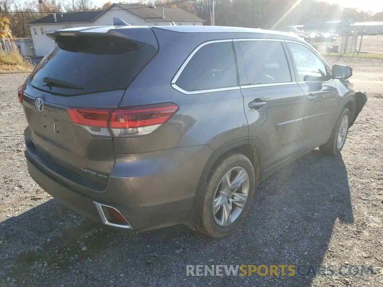 4 Photograph of a damaged car 5TDDZRFH6KS947102 TOYOTA HIGHLANDER 2019