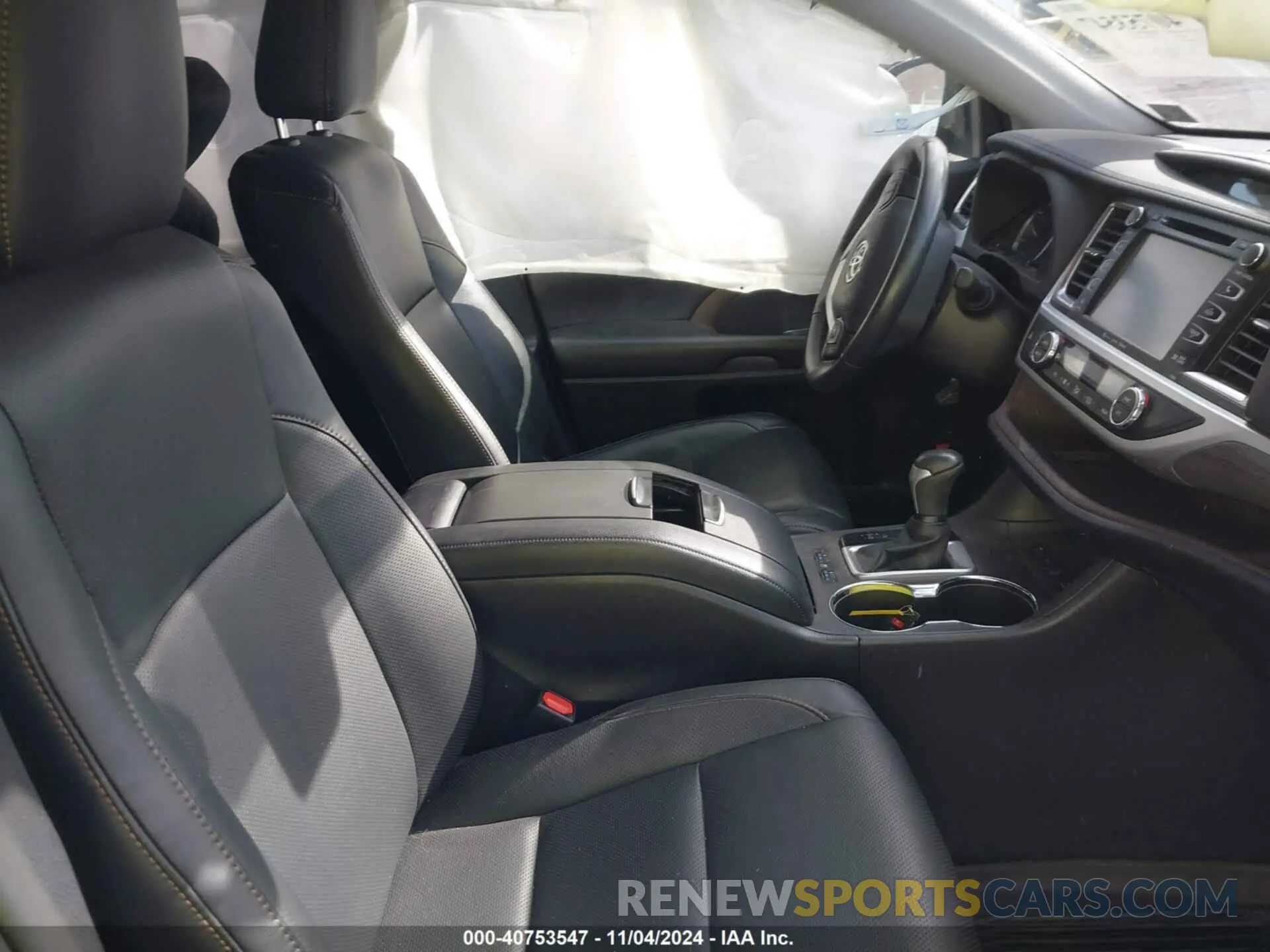 5 Photograph of a damaged car 5TDDZRFH6KS976423 TOYOTA HIGHLANDER 2019