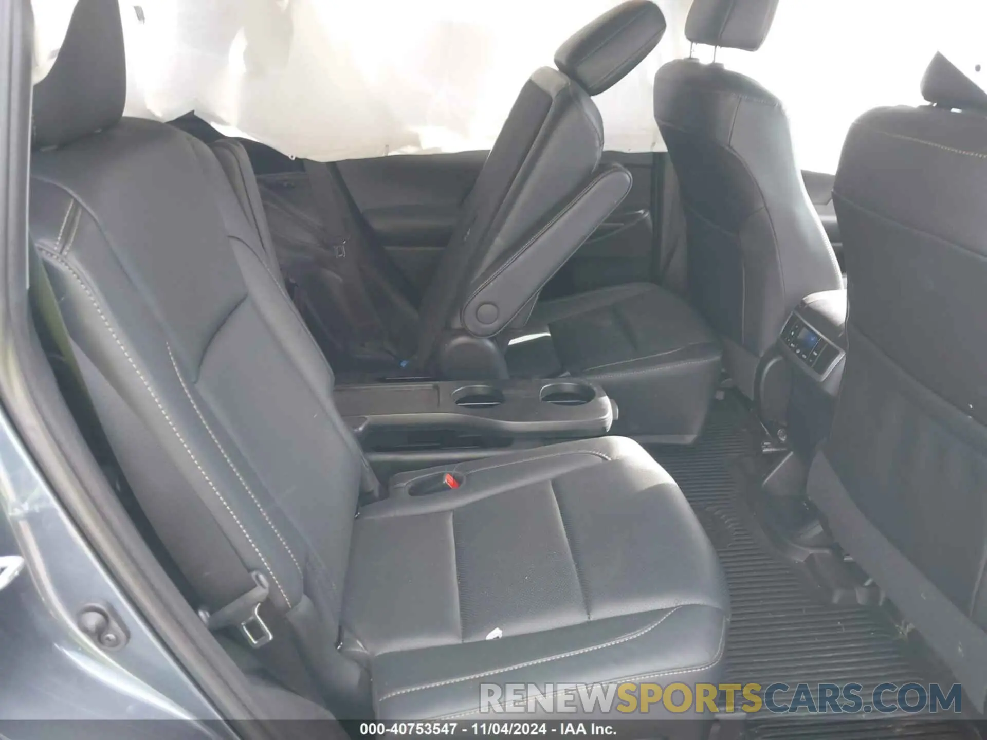 8 Photograph of a damaged car 5TDDZRFH6KS976423 TOYOTA HIGHLANDER 2019