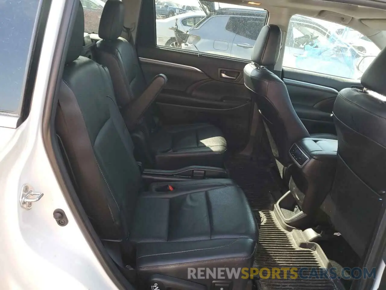 10 Photograph of a damaged car 5TDDZRFH6KS996770 TOYOTA HIGHLANDER 2019