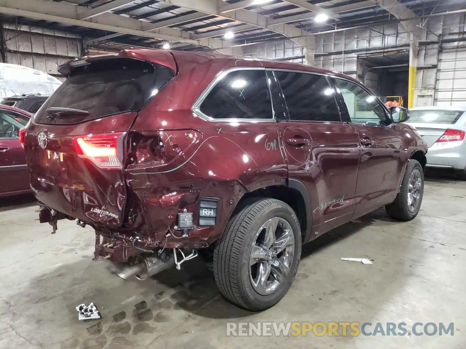 4 Photograph of a damaged car 5TDDZRFH6KS997806 TOYOTA HIGHLANDER 2019