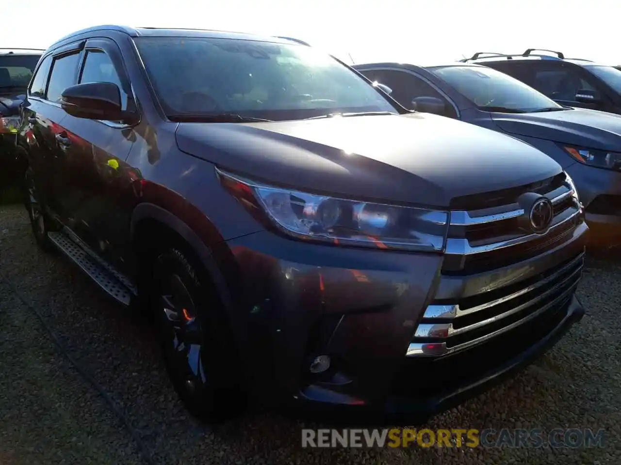 4 Photograph of a damaged car 5TDDZRFH7KS708139 TOYOTA HIGHLANDER 2019