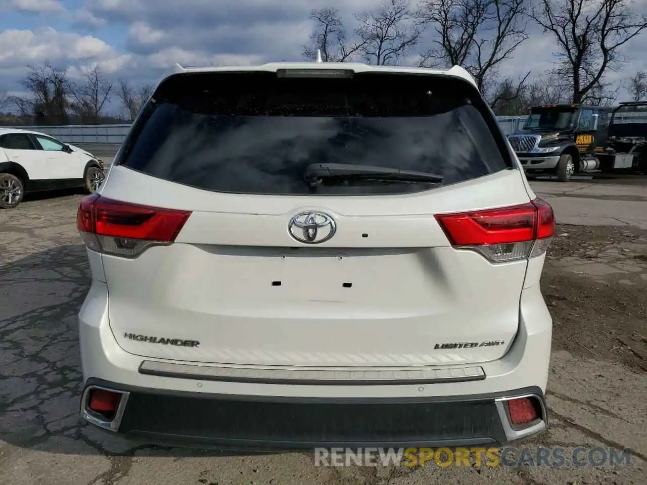 6 Photograph of a damaged car 5TDDZRFH7KS729329 TOYOTA HIGHLANDER 2019