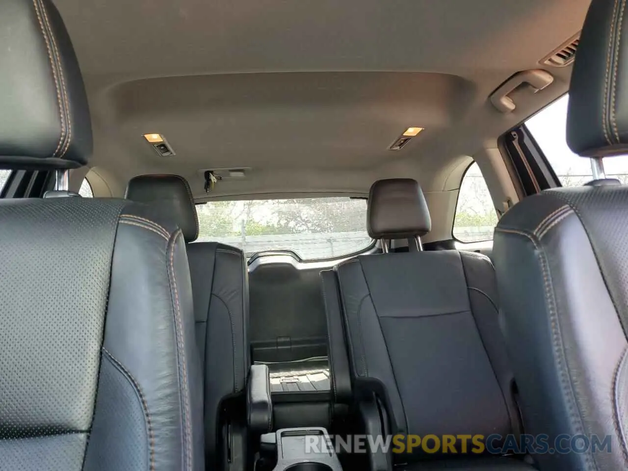 10 Photograph of a damaged car 5TDDZRFH7KS744204 TOYOTA HIGHLANDER 2019