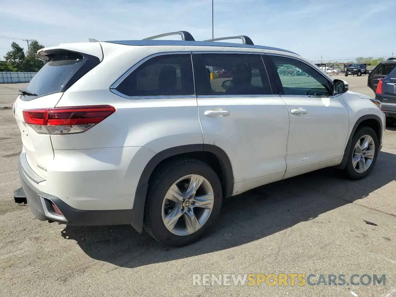 3 Photograph of a damaged car 5TDDZRFH7KS744204 TOYOTA HIGHLANDER 2019