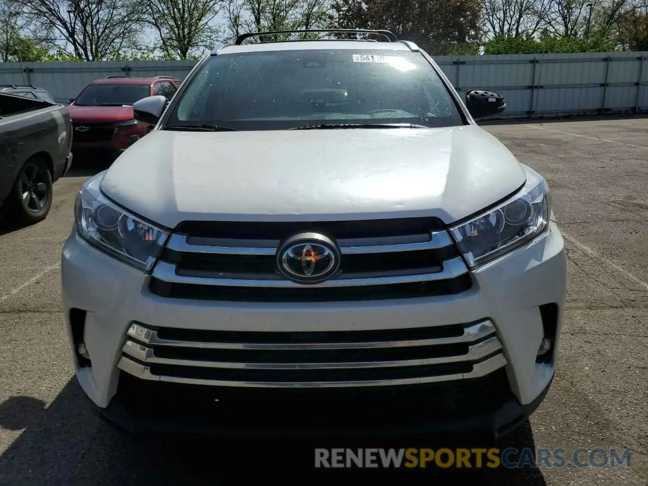 5 Photograph of a damaged car 5TDDZRFH7KS744204 TOYOTA HIGHLANDER 2019