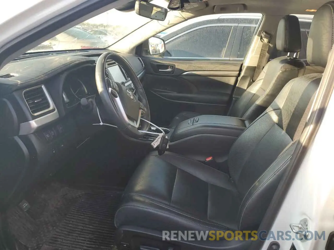 7 Photograph of a damaged car 5TDDZRFH7KS744204 TOYOTA HIGHLANDER 2019