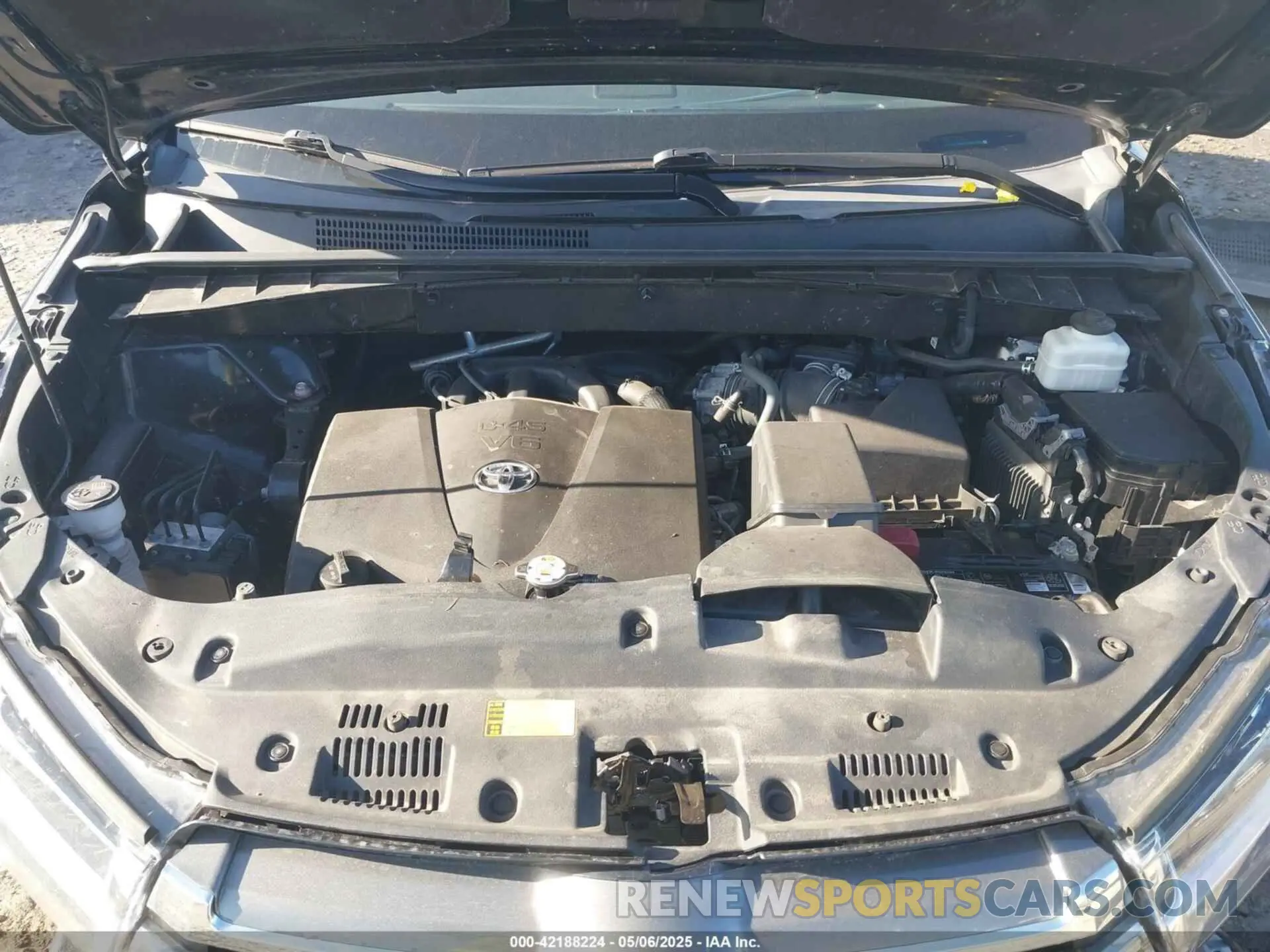 10 Photograph of a damaged car 5TDDZRFH7KS942359 TOYOTA HIGHLANDER 2019
