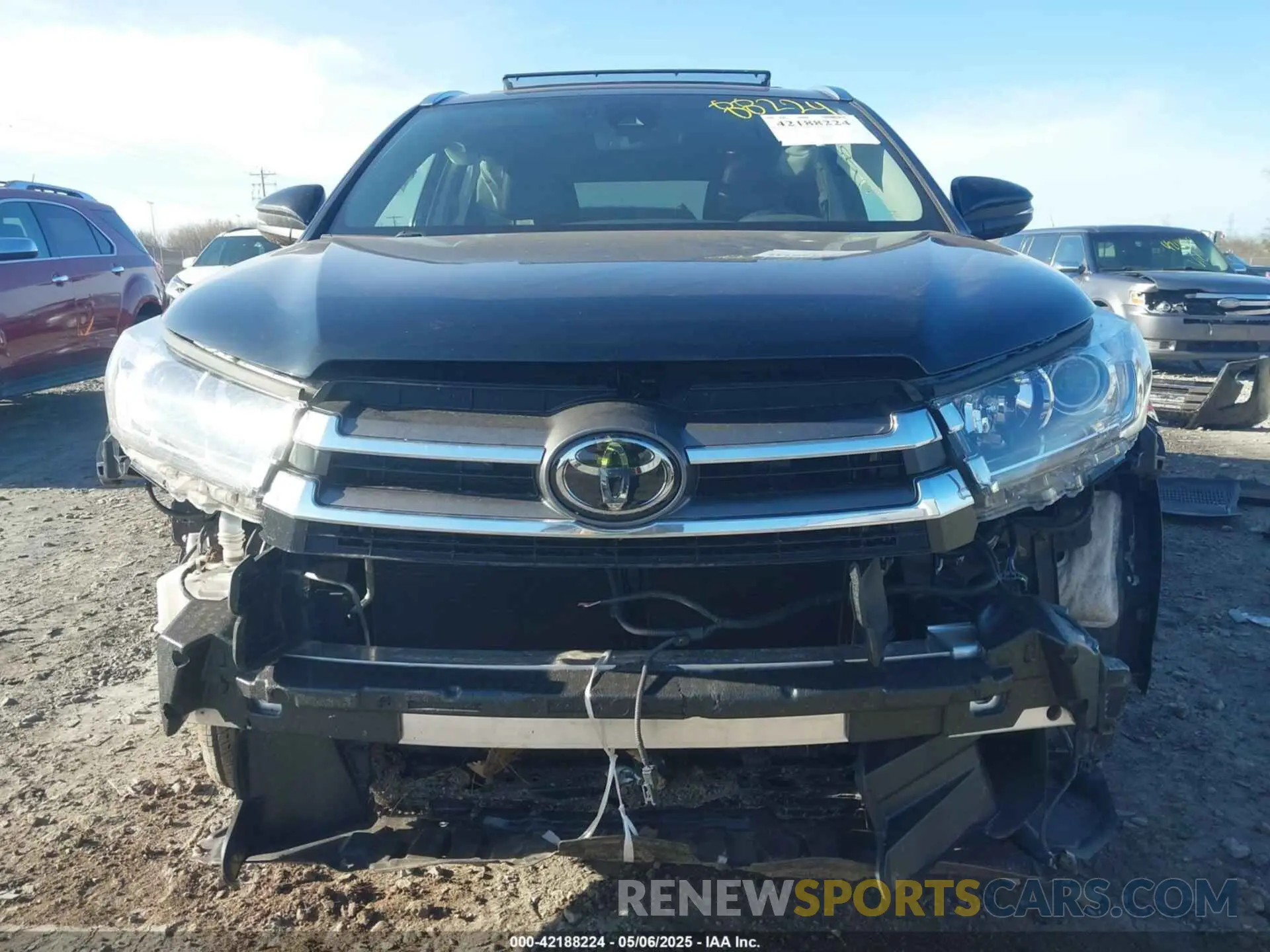 13 Photograph of a damaged car 5TDDZRFH7KS942359 TOYOTA HIGHLANDER 2019