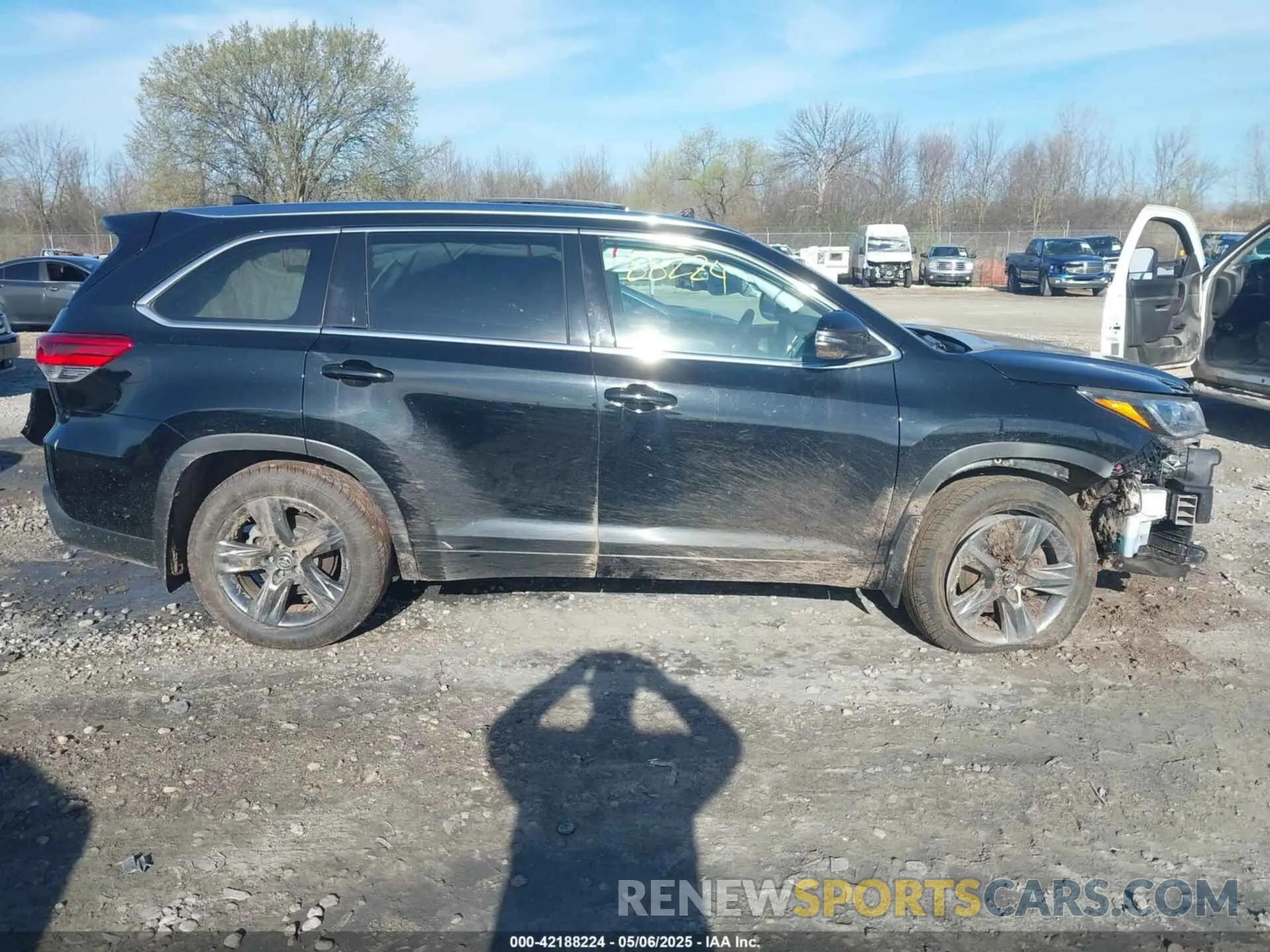 14 Photograph of a damaged car 5TDDZRFH7KS942359 TOYOTA HIGHLANDER 2019