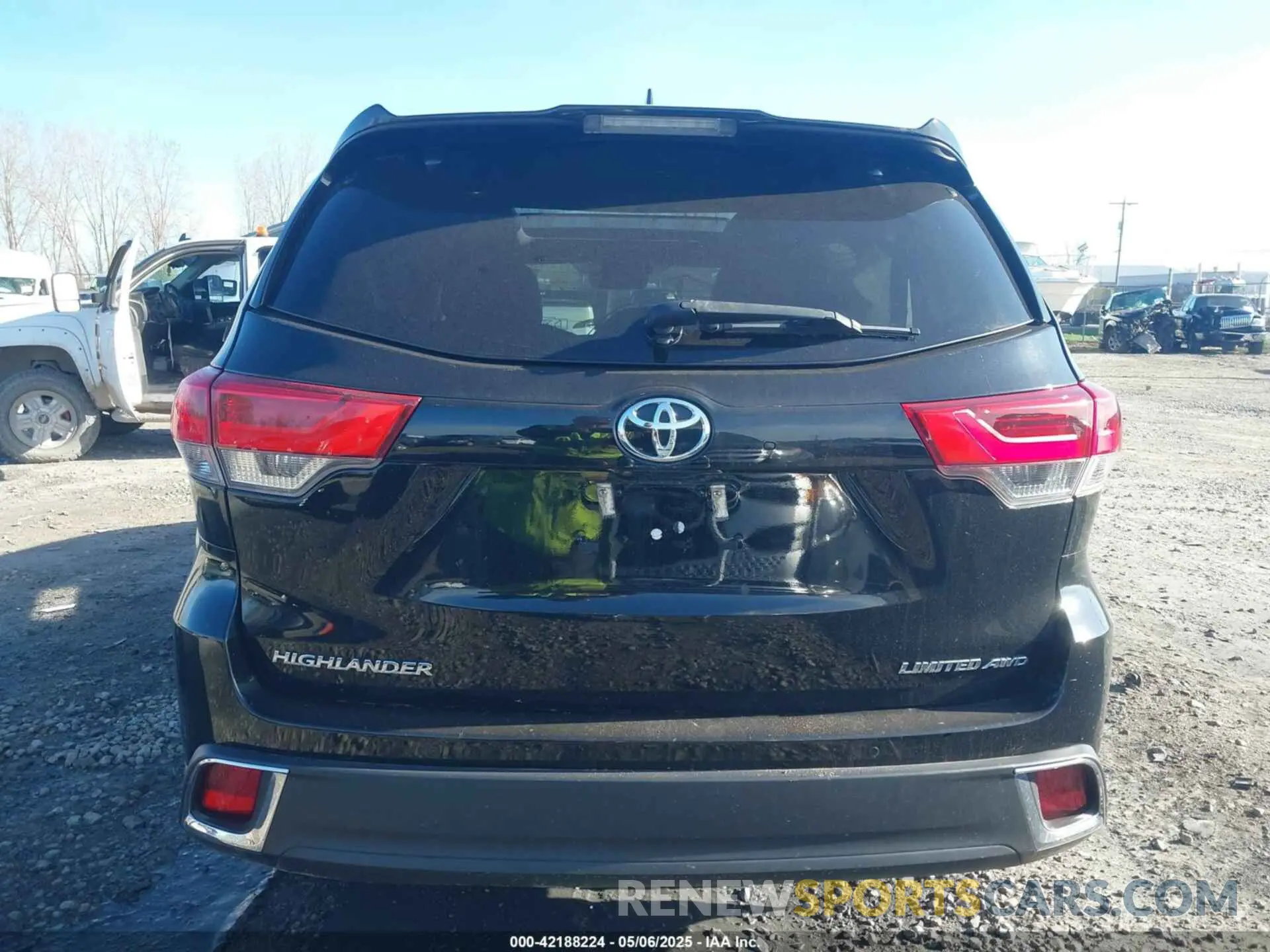 17 Photograph of a damaged car 5TDDZRFH7KS942359 TOYOTA HIGHLANDER 2019