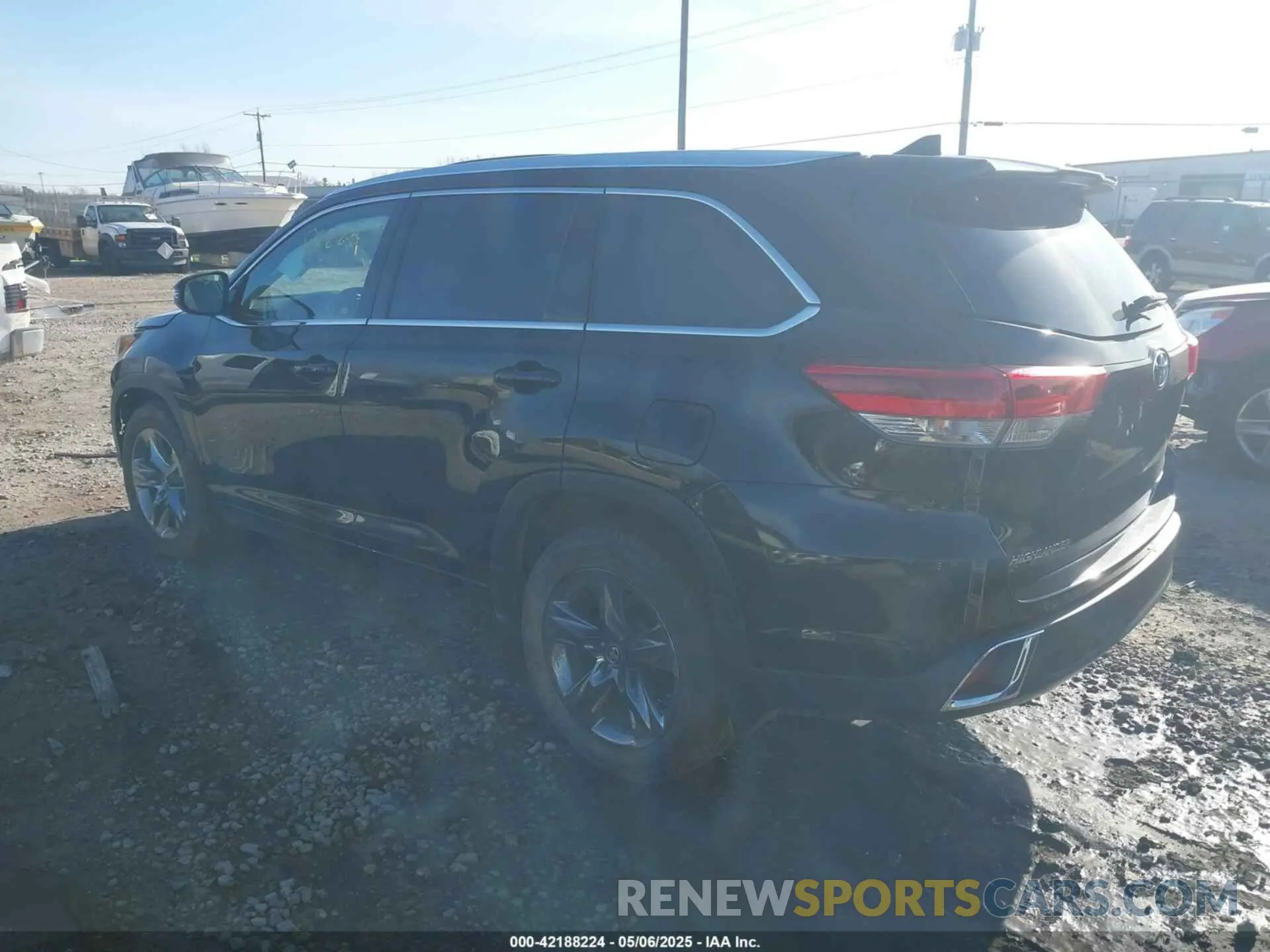 3 Photograph of a damaged car 5TDDZRFH7KS942359 TOYOTA HIGHLANDER 2019