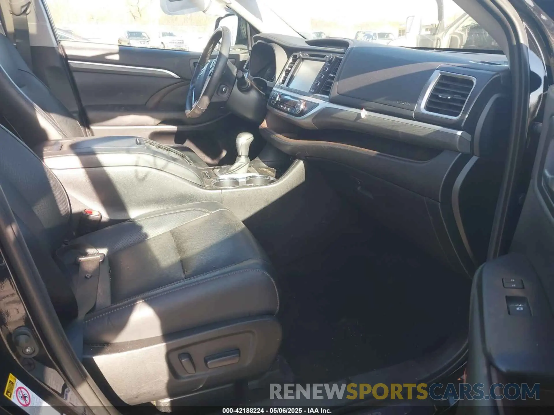 5 Photograph of a damaged car 5TDDZRFH7KS942359 TOYOTA HIGHLANDER 2019