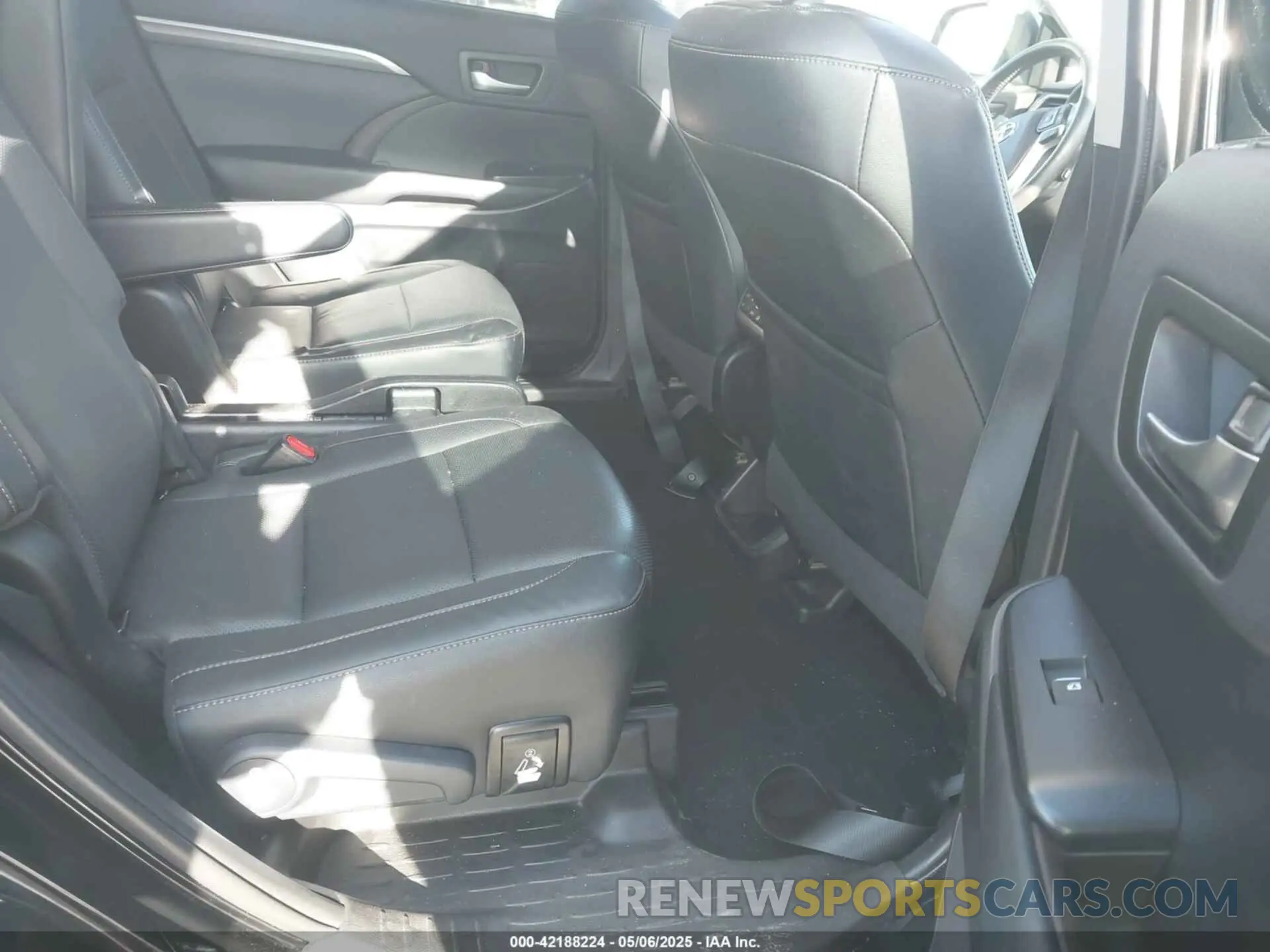 8 Photograph of a damaged car 5TDDZRFH7KS942359 TOYOTA HIGHLANDER 2019