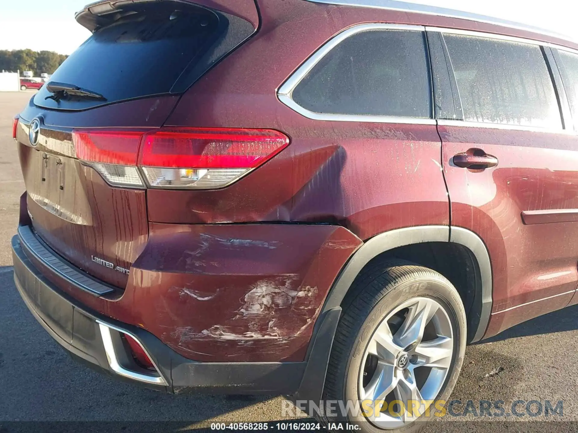 17 Photograph of a damaged car 5TDDZRFH7KS946296 TOYOTA HIGHLANDER 2019