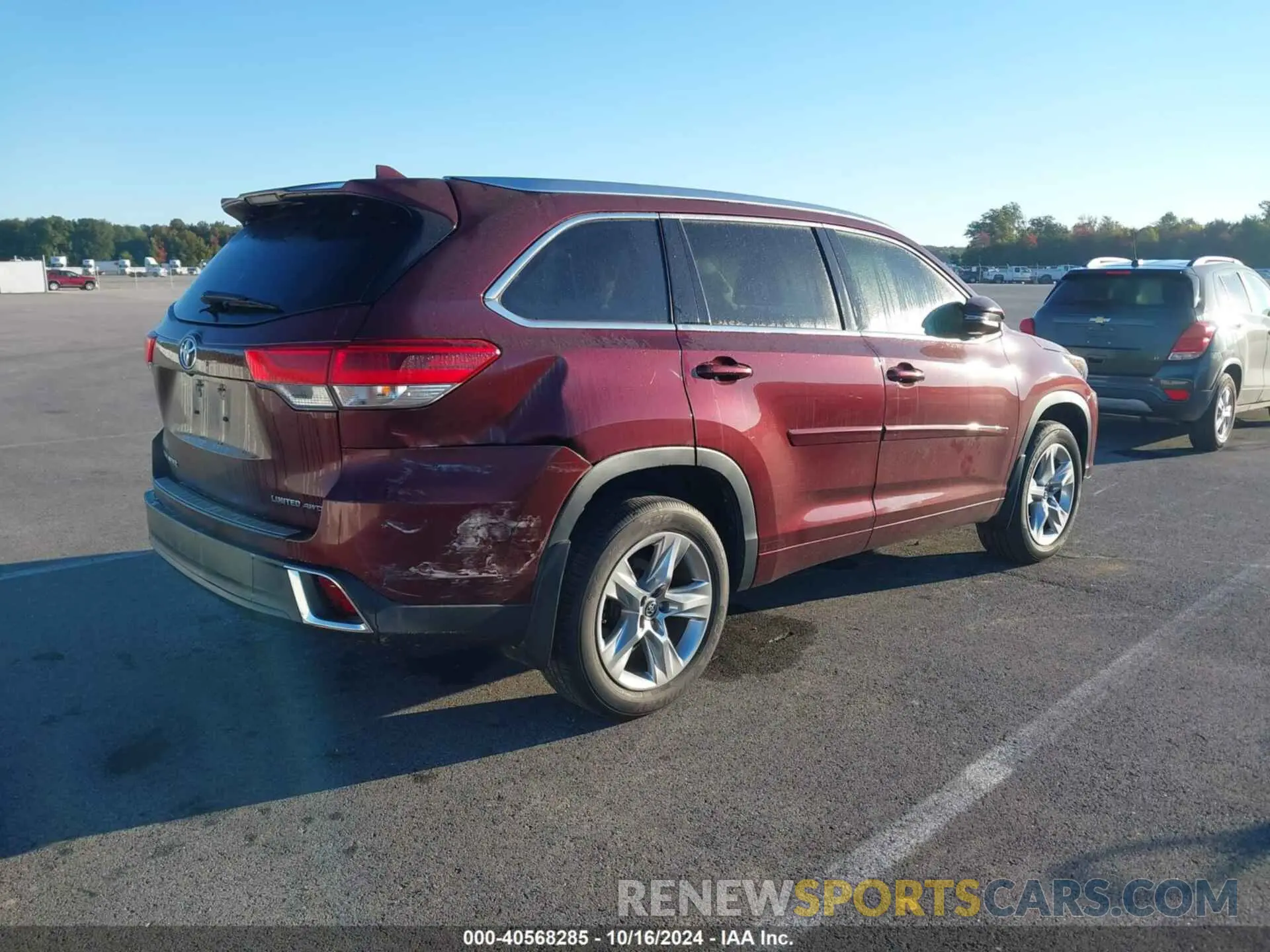 4 Photograph of a damaged car 5TDDZRFH7KS946296 TOYOTA HIGHLANDER 2019