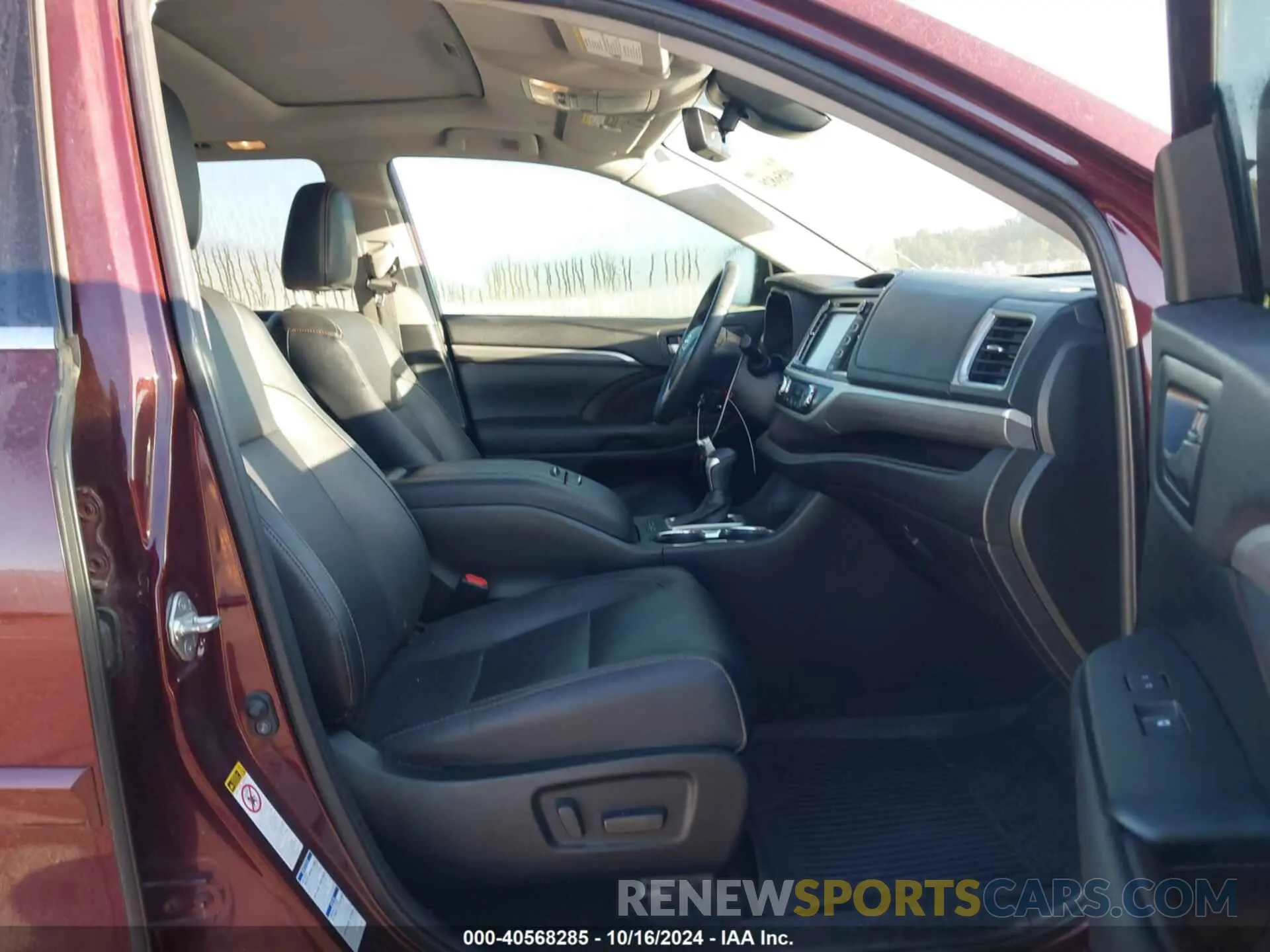 5 Photograph of a damaged car 5TDDZRFH7KS946296 TOYOTA HIGHLANDER 2019