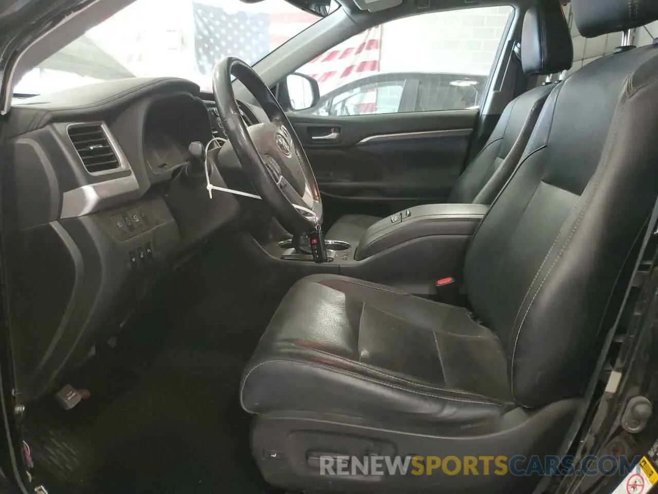 7 Photograph of a damaged car 5TDDZRFH7KS949182 TOYOTA HIGHLANDER 2019