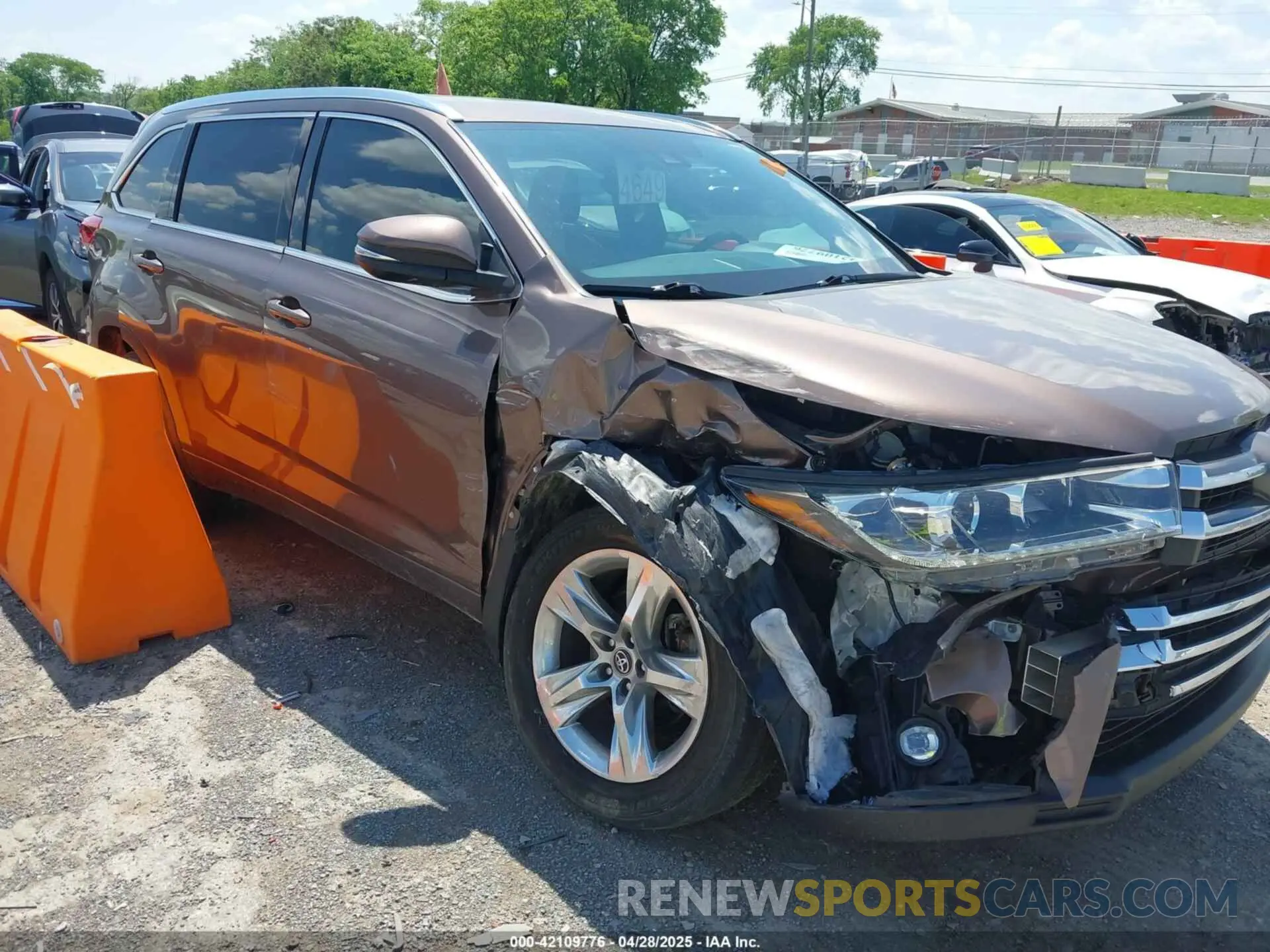 1 Photograph of a damaged car 5TDDZRFH7KS956195 TOYOTA HIGHLANDER 2019
