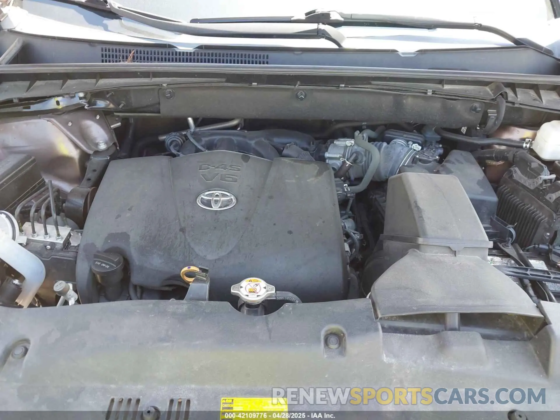 10 Photograph of a damaged car 5TDDZRFH7KS956195 TOYOTA HIGHLANDER 2019