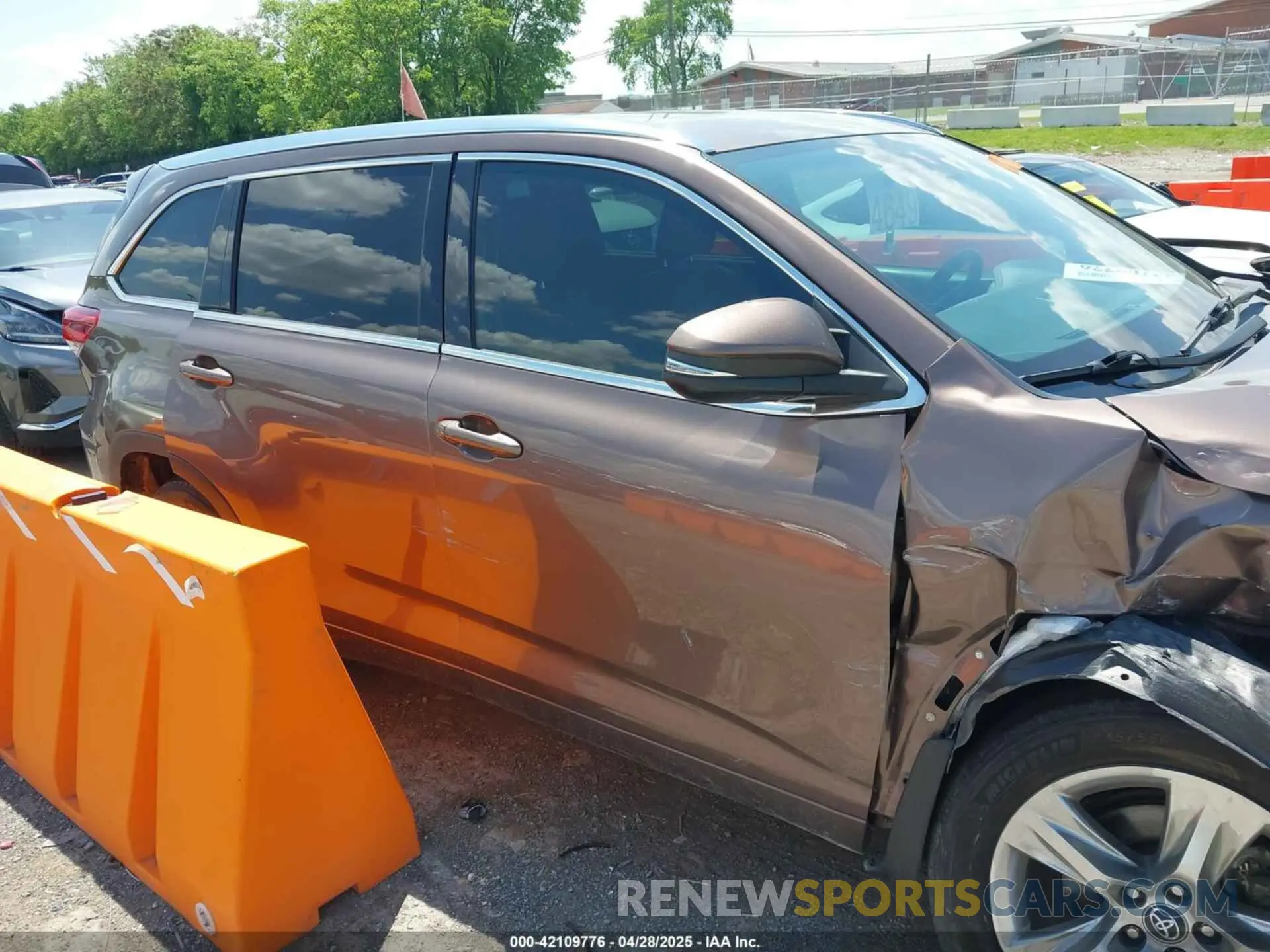 13 Photograph of a damaged car 5TDDZRFH7KS956195 TOYOTA HIGHLANDER 2019