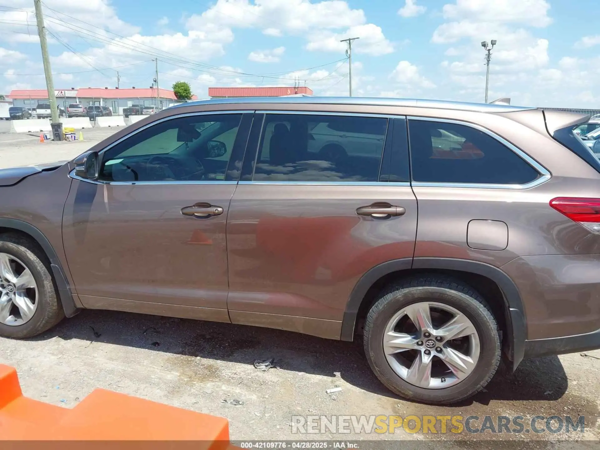 14 Photograph of a damaged car 5TDDZRFH7KS956195 TOYOTA HIGHLANDER 2019