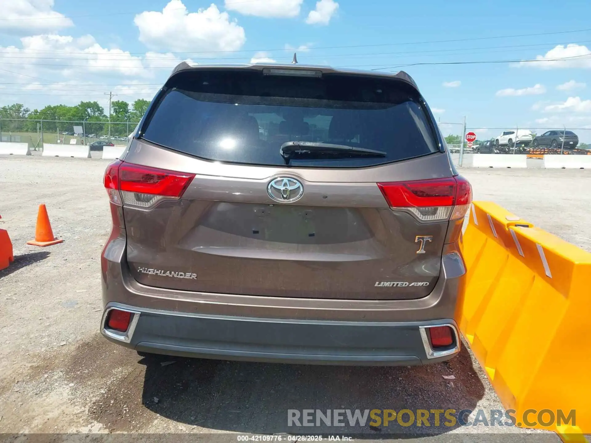 16 Photograph of a damaged car 5TDDZRFH7KS956195 TOYOTA HIGHLANDER 2019