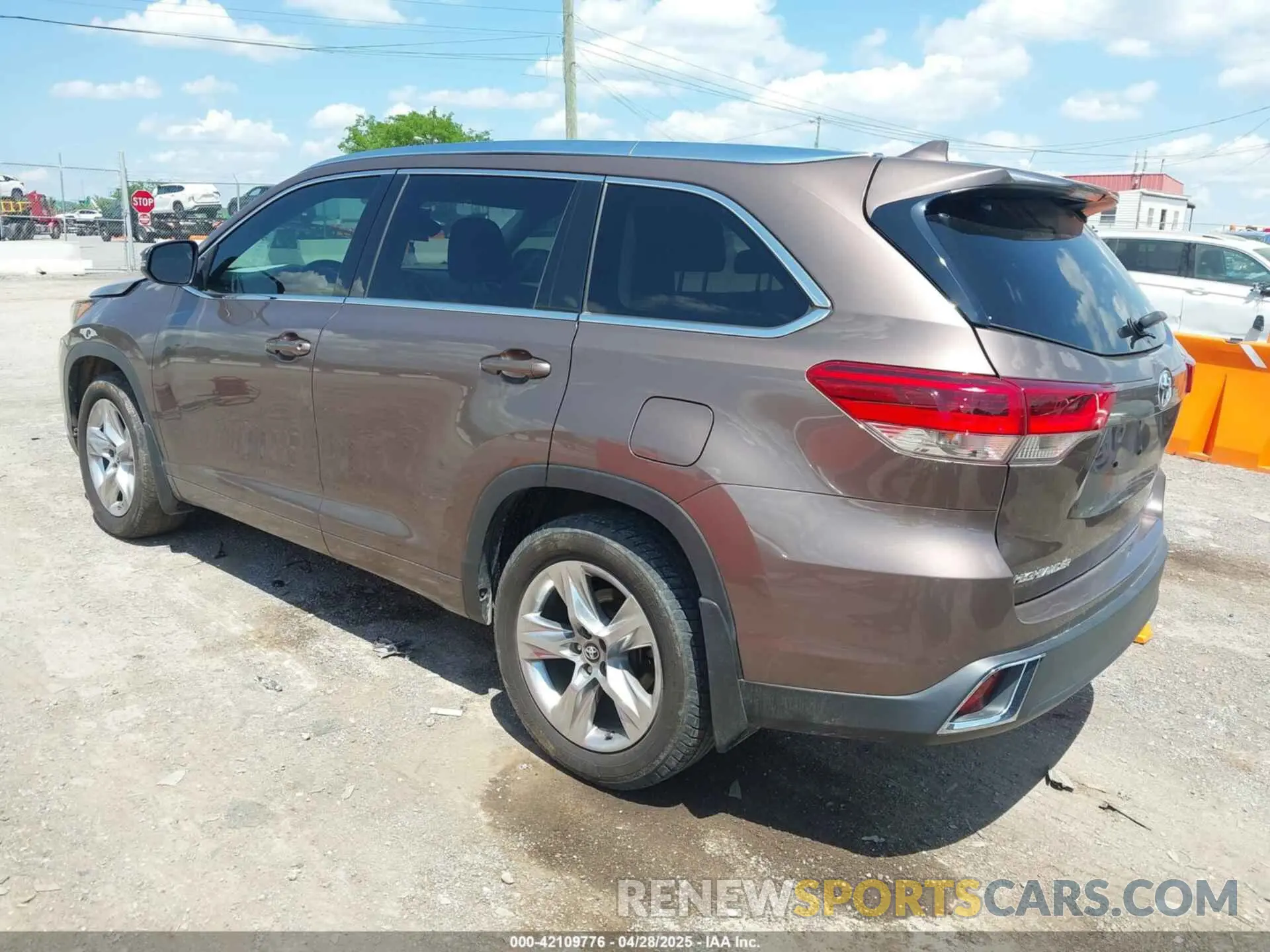 3 Photograph of a damaged car 5TDDZRFH7KS956195 TOYOTA HIGHLANDER 2019