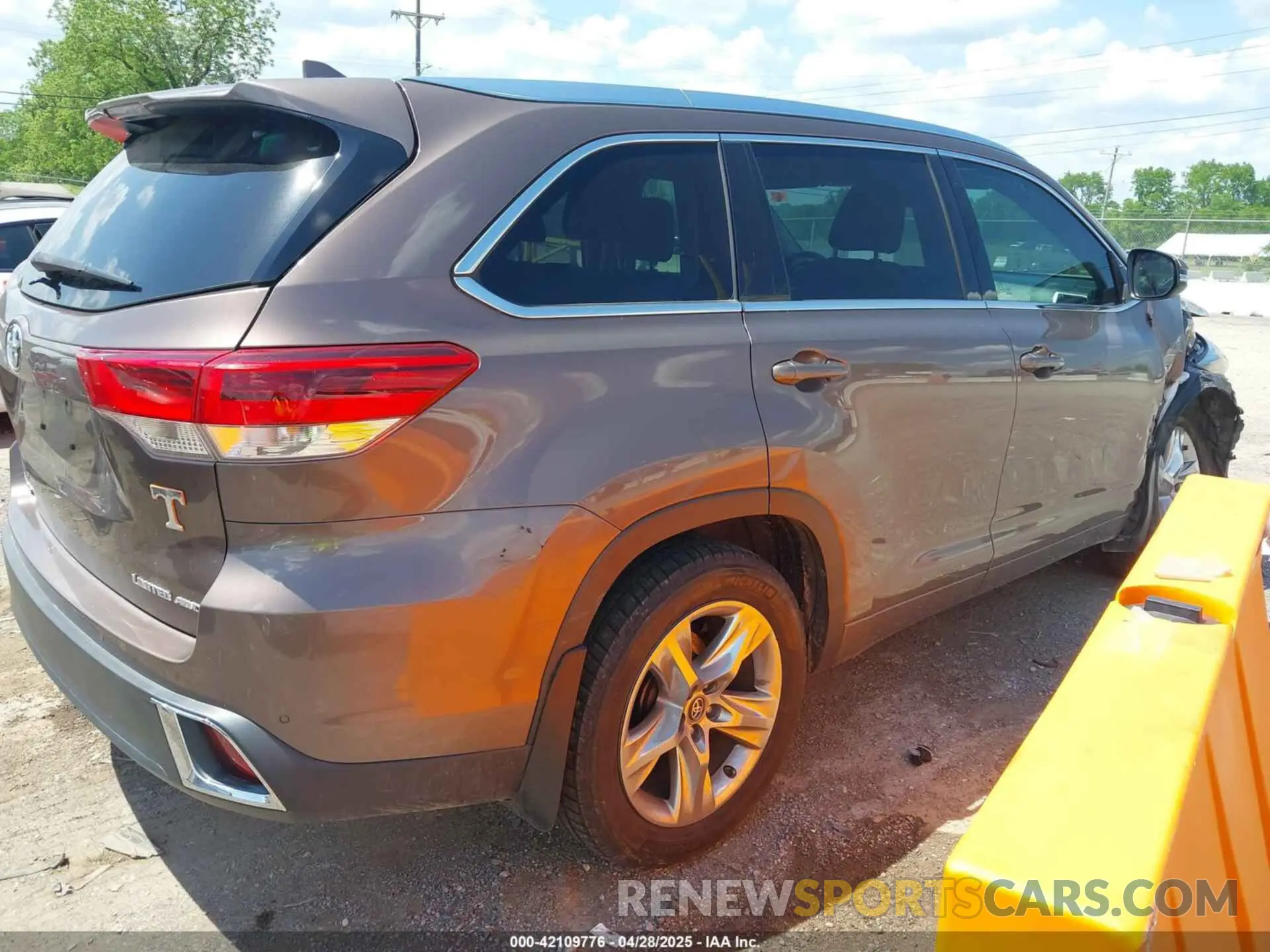 4 Photograph of a damaged car 5TDDZRFH7KS956195 TOYOTA HIGHLANDER 2019