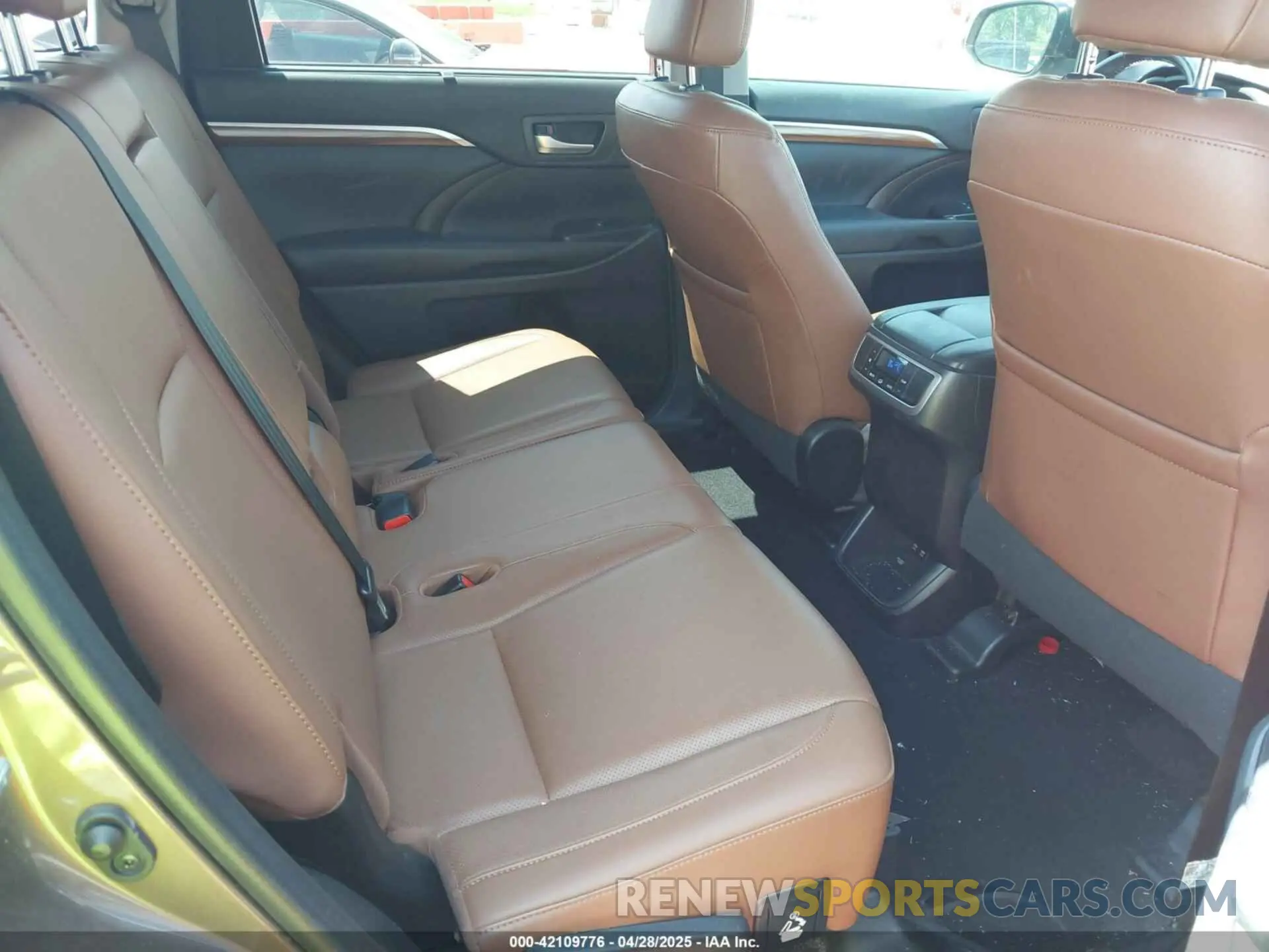 8 Photograph of a damaged car 5TDDZRFH7KS956195 TOYOTA HIGHLANDER 2019