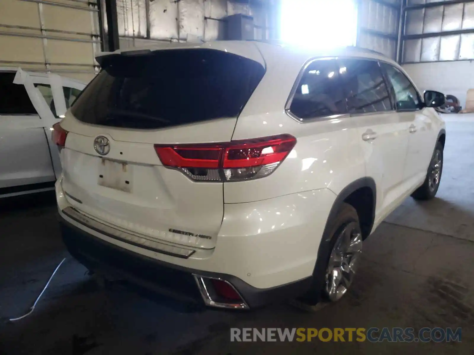 4 Photograph of a damaged car 5TDDZRFH7KS987088 TOYOTA HIGHLANDER 2019