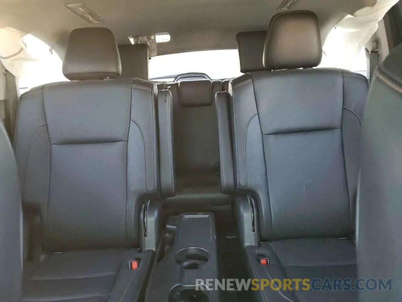 10 Photograph of a damaged car 5TDDZRFH7KS995692 TOYOTA HIGHLANDER 2019