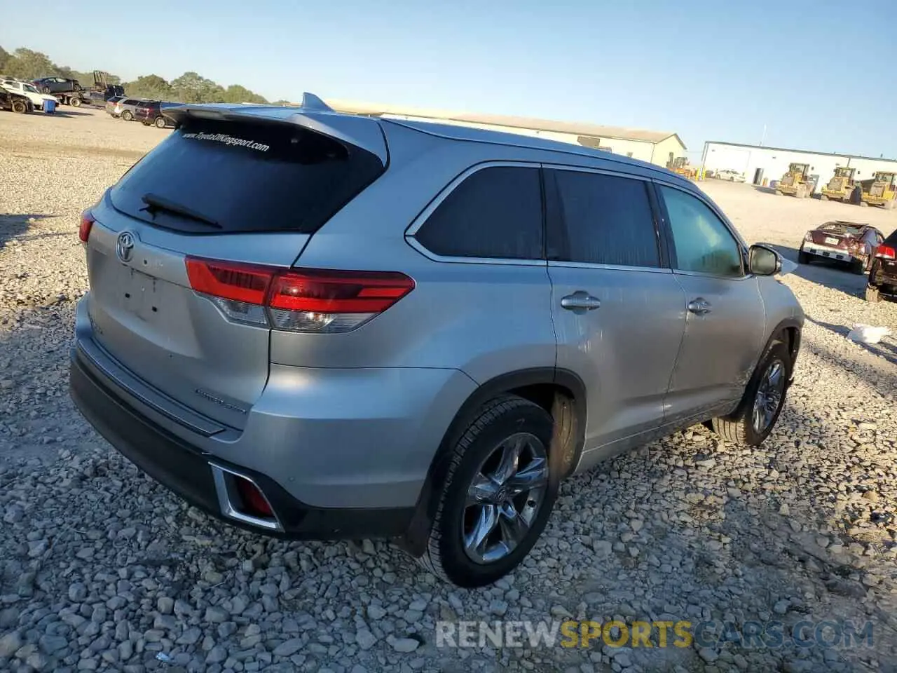3 Photograph of a damaged car 5TDDZRFH7KS995692 TOYOTA HIGHLANDER 2019