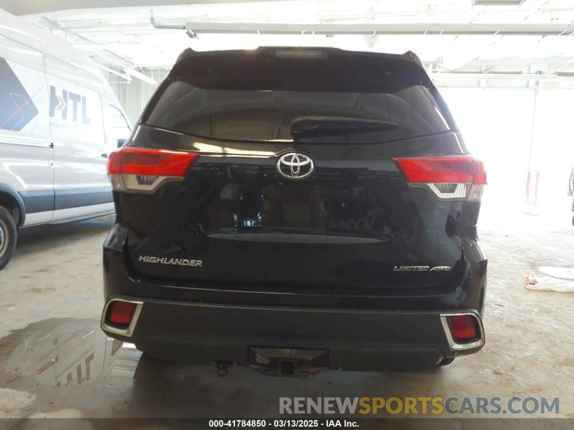 17 Photograph of a damaged car 5TDDZRFH7KS999886 TOYOTA HIGHLANDER 2019