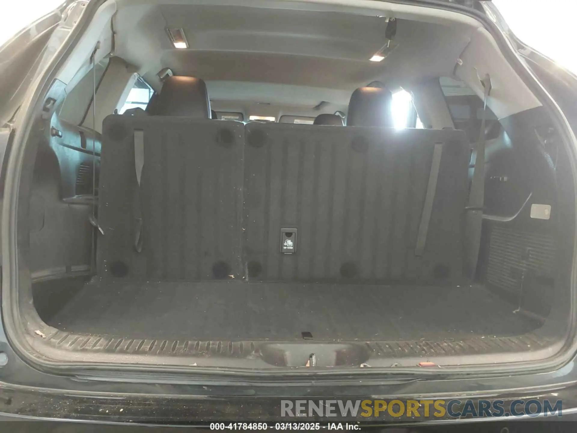 18 Photograph of a damaged car 5TDDZRFH7KS999886 TOYOTA HIGHLANDER 2019
