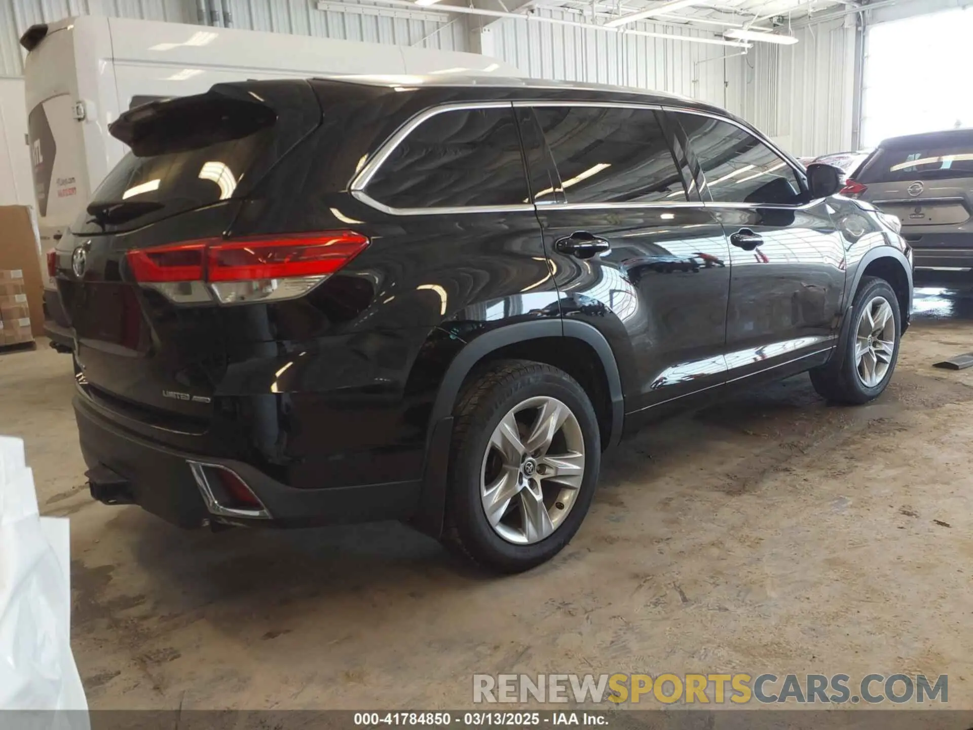 4 Photograph of a damaged car 5TDDZRFH7KS999886 TOYOTA HIGHLANDER 2019