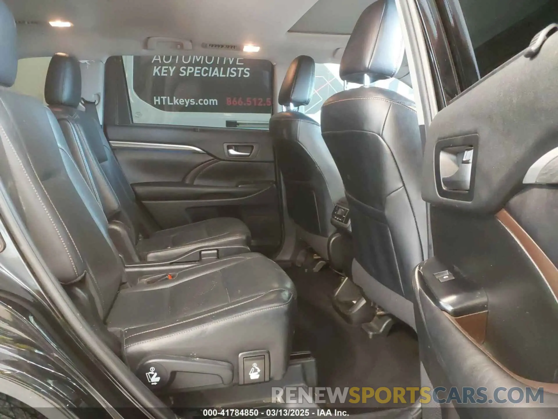 8 Photograph of a damaged car 5TDDZRFH7KS999886 TOYOTA HIGHLANDER 2019