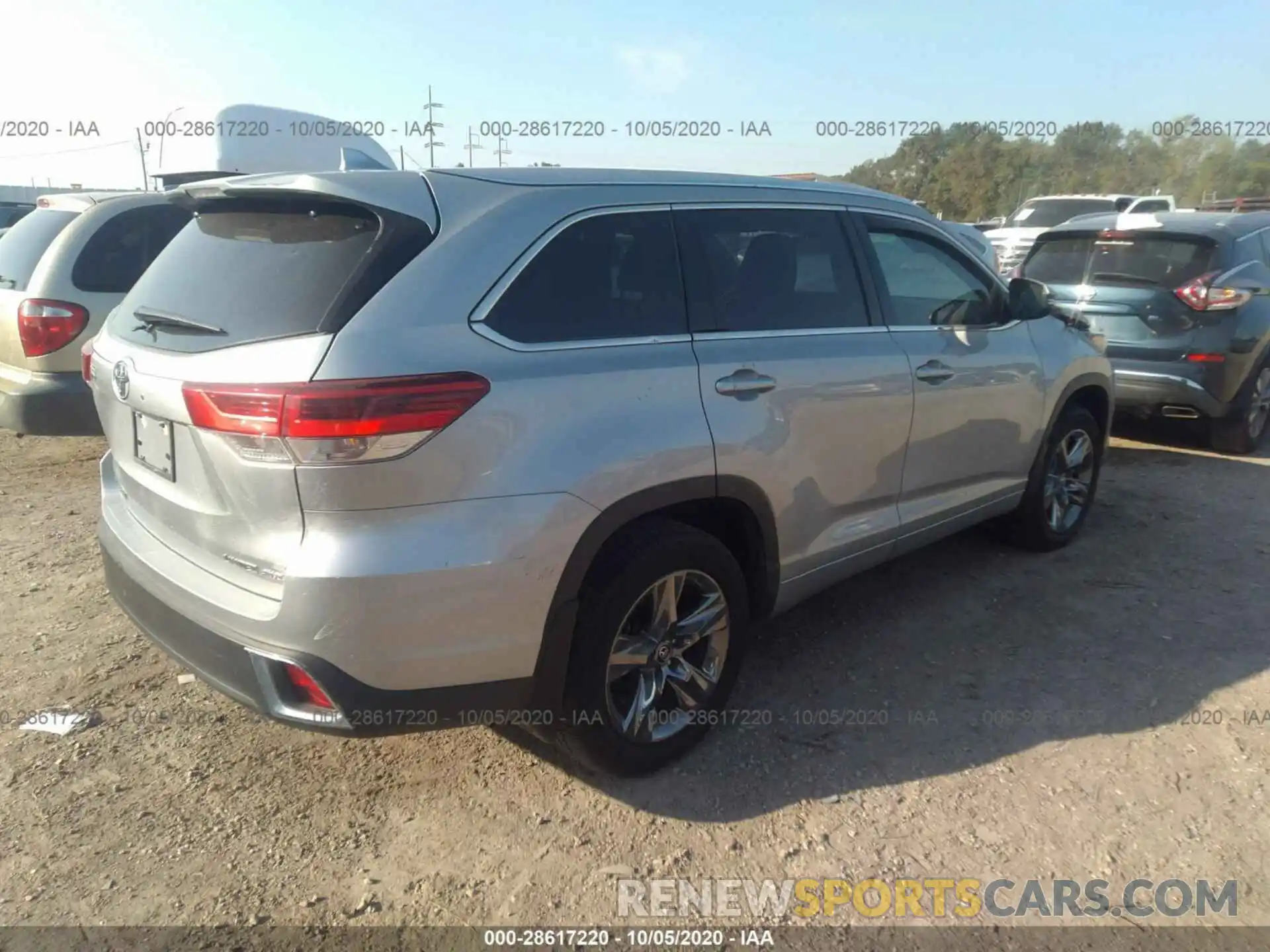 4 Photograph of a damaged car 5TDDZRFH8KS706724 TOYOTA HIGHLANDER 2019