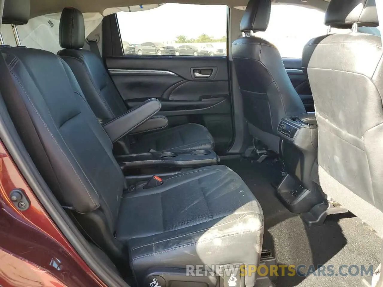 11 Photograph of a damaged car 5TDDZRFH8KS917566 TOYOTA HIGHLANDER 2019