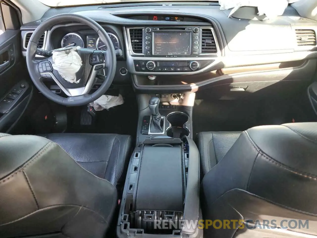 8 Photograph of a damaged car 5TDDZRFH8KS917566 TOYOTA HIGHLANDER 2019