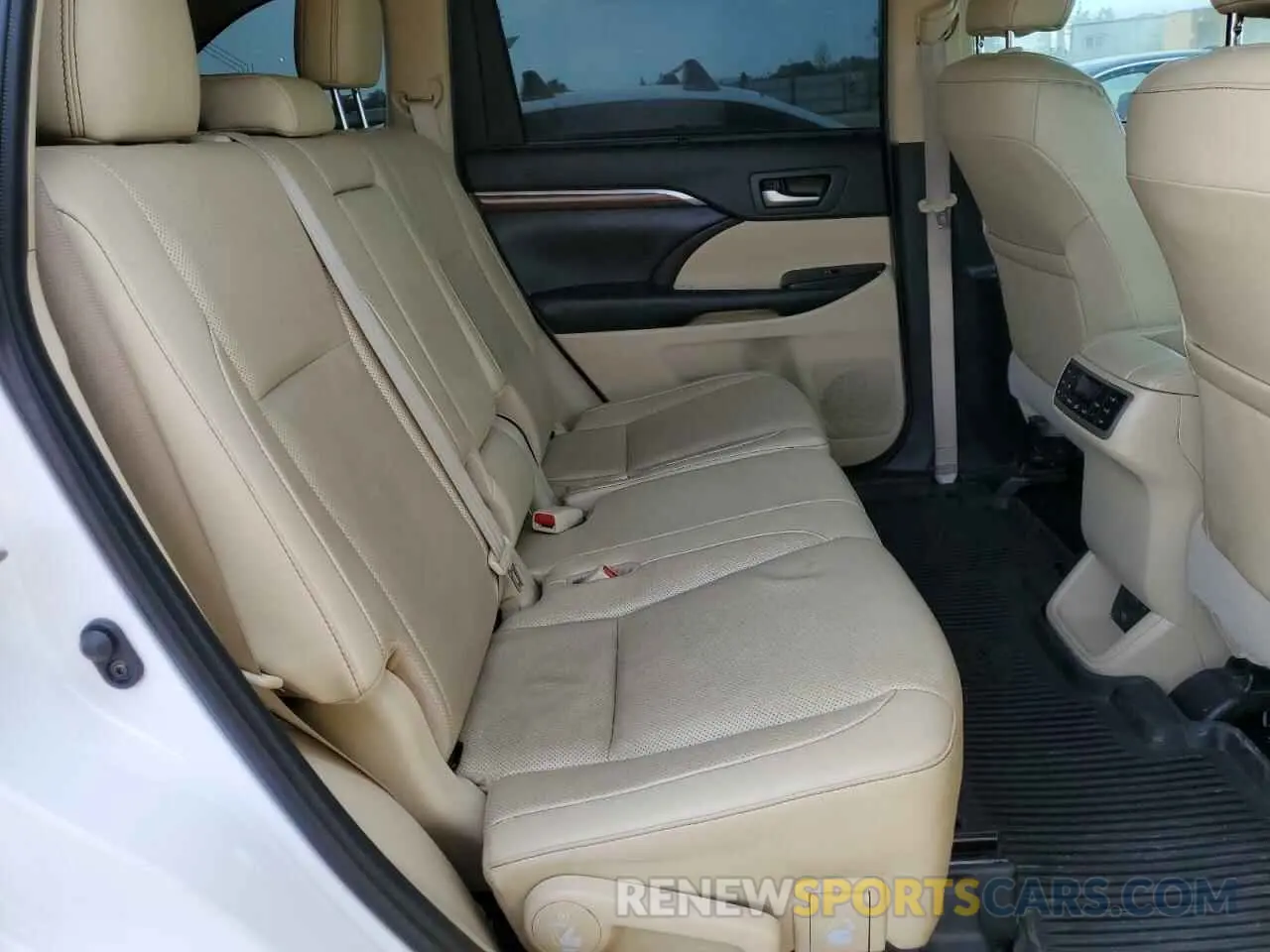 11 Photograph of a damaged car 5TDDZRFH8KS932410 TOYOTA HIGHLANDER 2019