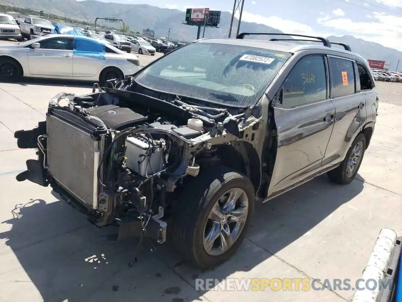 2 Photograph of a damaged car 5TDDZRFH8KS938837 TOYOTA HIGHLANDER 2019