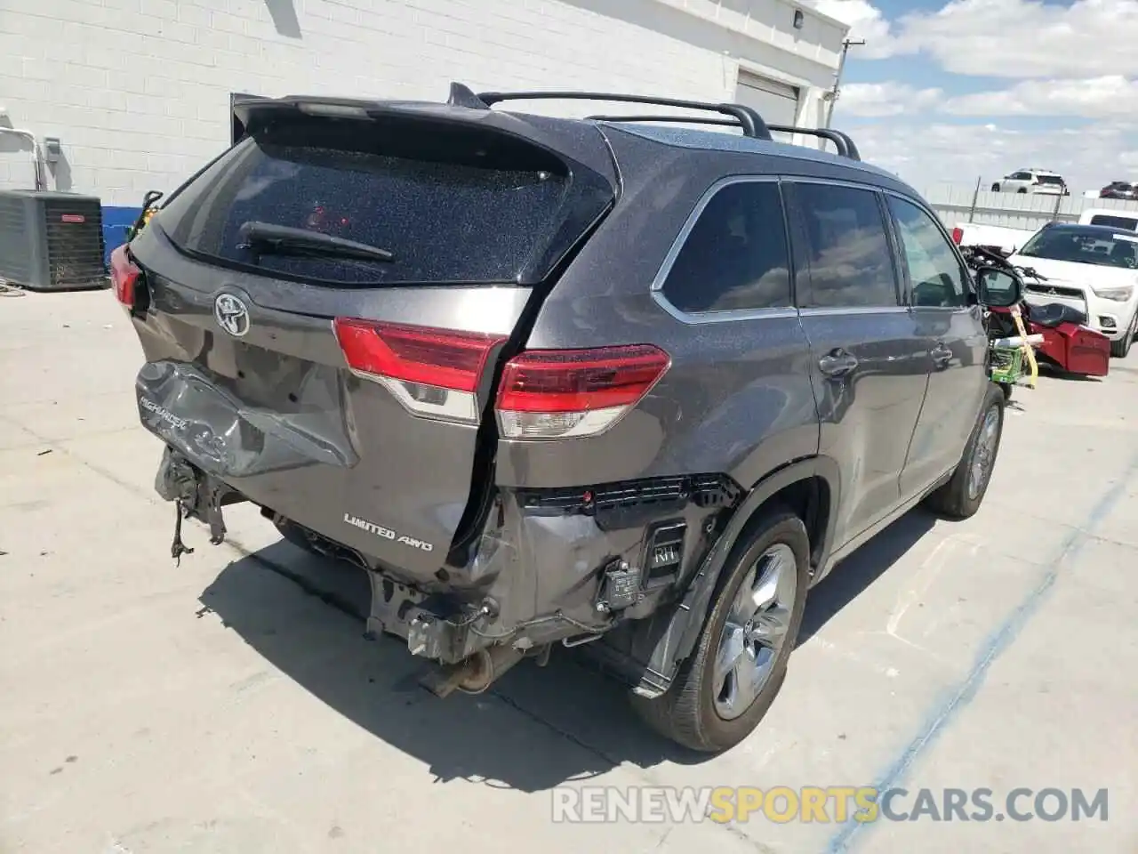 4 Photograph of a damaged car 5TDDZRFH8KS938837 TOYOTA HIGHLANDER 2019