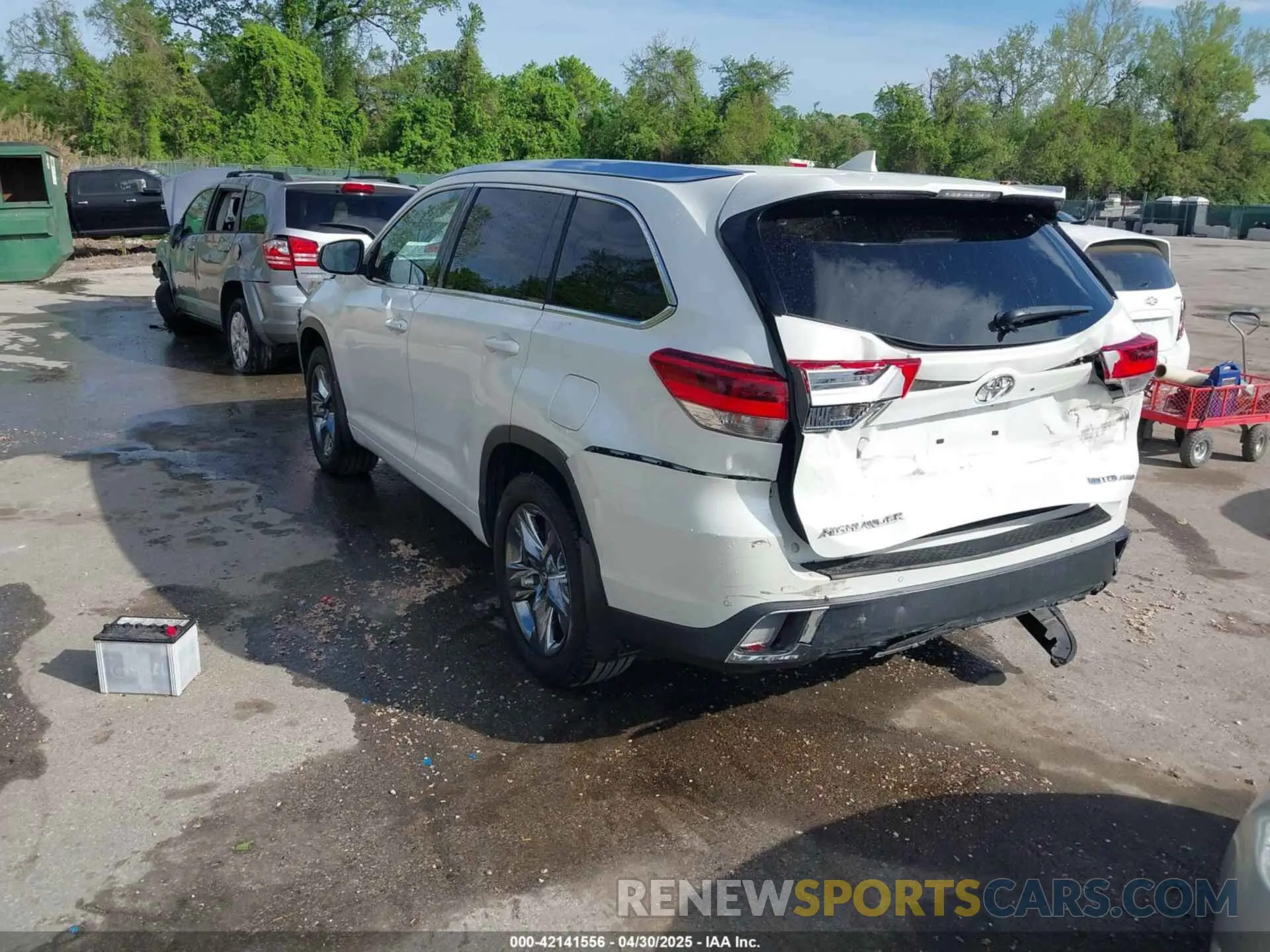 3 Photograph of a damaged car 5TDDZRFH8KS968209 TOYOTA HIGHLANDER 2019