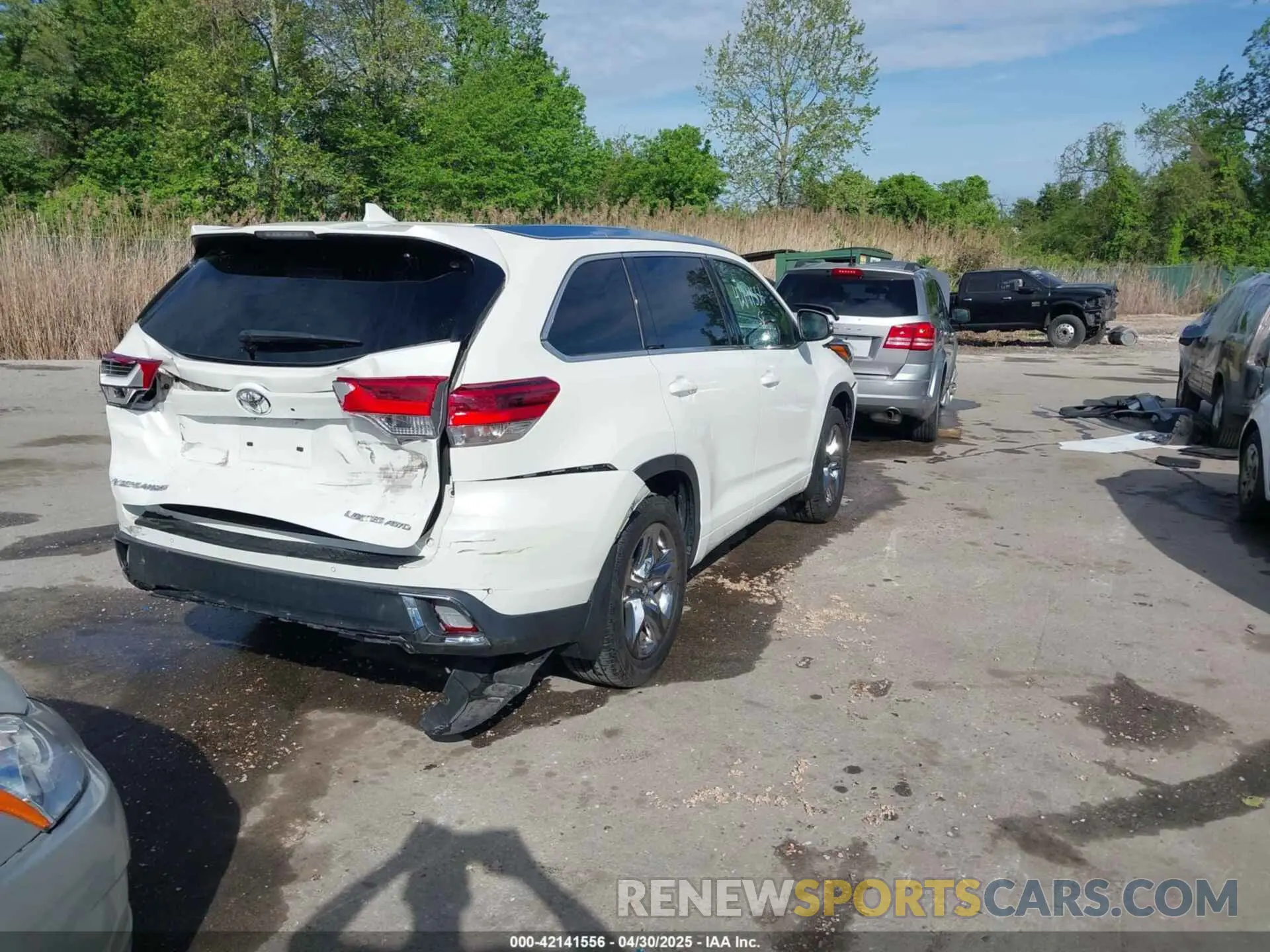 4 Photograph of a damaged car 5TDDZRFH8KS968209 TOYOTA HIGHLANDER 2019
