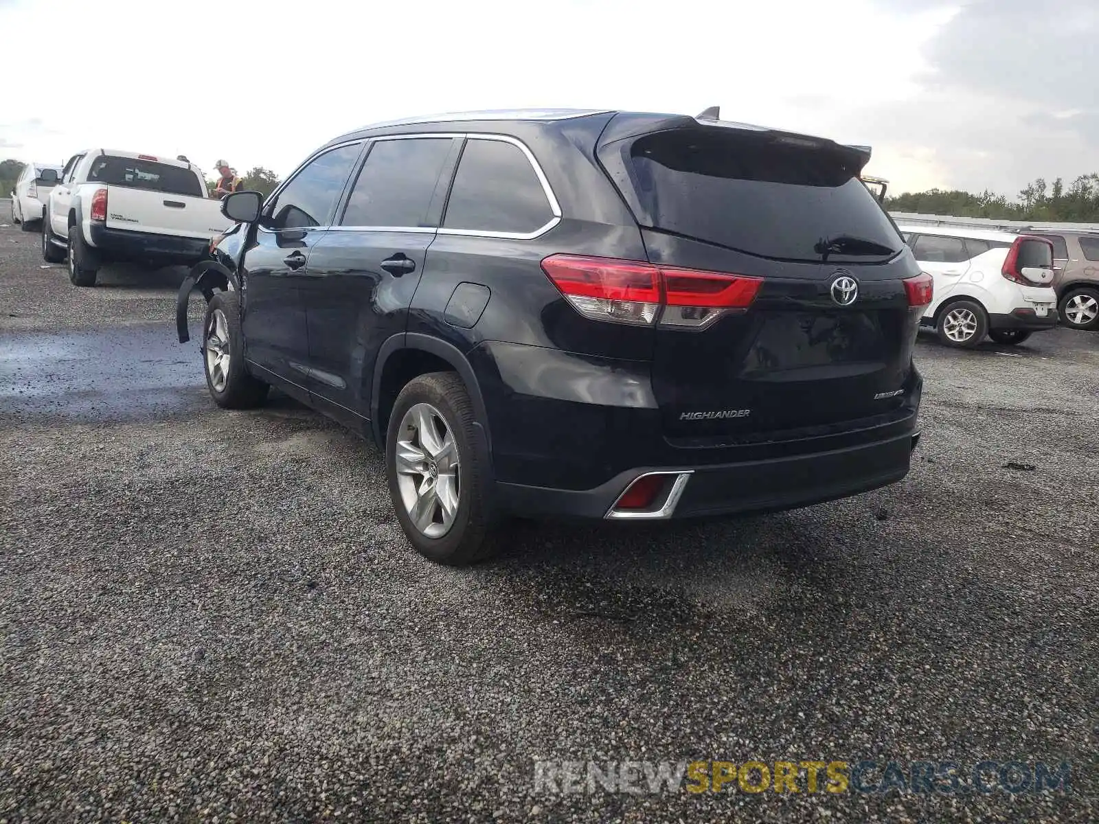 3 Photograph of a damaged car 5TDDZRFH8KS975614 TOYOTA HIGHLANDER 2019